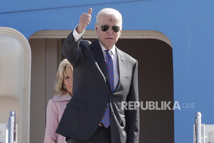Presiden Joe Biden. Menyusul permohonan bantuan dari Presiden Ukraina Volodymyr Zelenskyy, Biden rencananya akan mengumumkan bantuan keamanan senilai 800 juta dolar AS.