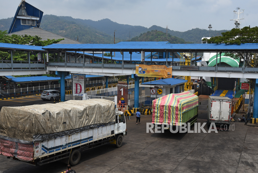 Sejumlah truk yang akan menyeberang ke Pulau Sumatera antre saat akan memasuki kapal ferry di Dermaga I Pelabuhan Merak, Banten, Senin (14/9). PT ASDP Indonesia Ferry (Persero) siap melayani angkutan saat libur panjang Natal dan Tahun Baru 2020/2021 yang dimulai pada 18 Desember 2020 hingga 4 Januari 2021. 