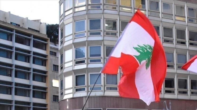 Di Lebanon, identitas sektarian sangat membentuk kesetiaan politik dan persona publik.