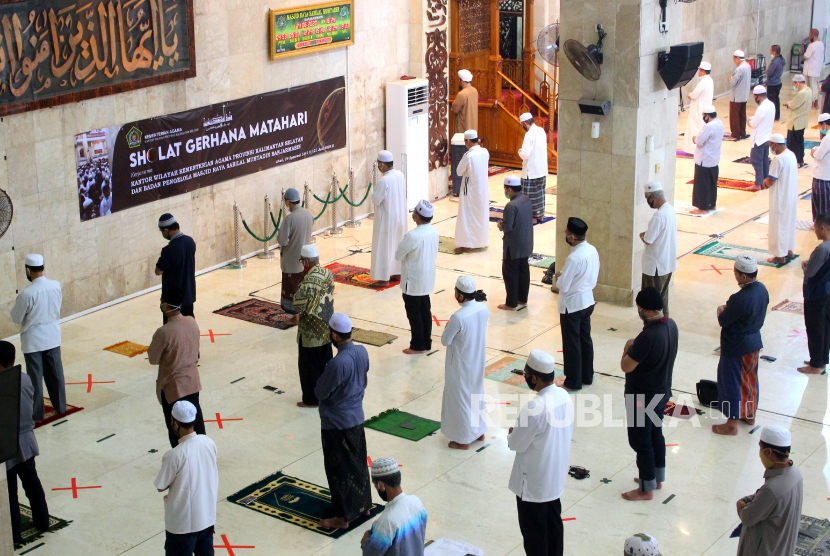 Umat islam melaksanakan shalat gerhana (ilustrasi)