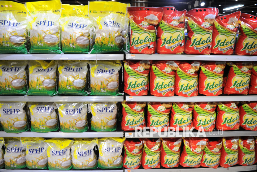 Beras SPHP dan Beras fortifikasi di salah satu ritel modern di Jakarta, Selasa (26/8/2025). Badan Pangan Nasional (Bapanas) mengungkapkan bahwa penyaluran beras Stabilisasi Pasokan dan Harga Pangan (SPHP) produksi Perum Bulog masih belum optimal. Berdasarkan hasil pemantauan pada 11–22 Agustus 2025, beras SPHP belum tersedia di sebagian besar pasar tradisional, ritel modern, kios pangan, Rumah Pangan Kita (RPK), dan Koperasi Desa/Kelurahan (Kopdes) Merah Putih yang dipantau. Selain itu, Bapanas juga mencatat kelangkaan beras premium di sejumlah ritel modern. Sebagian besar beras yang tersedia merupakan beras fortifikasi, yaitu beras yang diperkaya dengan zat gizi mikro seperti zat besi, asam folat, vitamin, dan zinc untuk meningkatkan status gizi masyarakat. Meski demikian, stok beras nasional terpantau aman. Perum Bulog memastikan ketersediaan stok beras saat ini mencapai 3,9 juta ton.