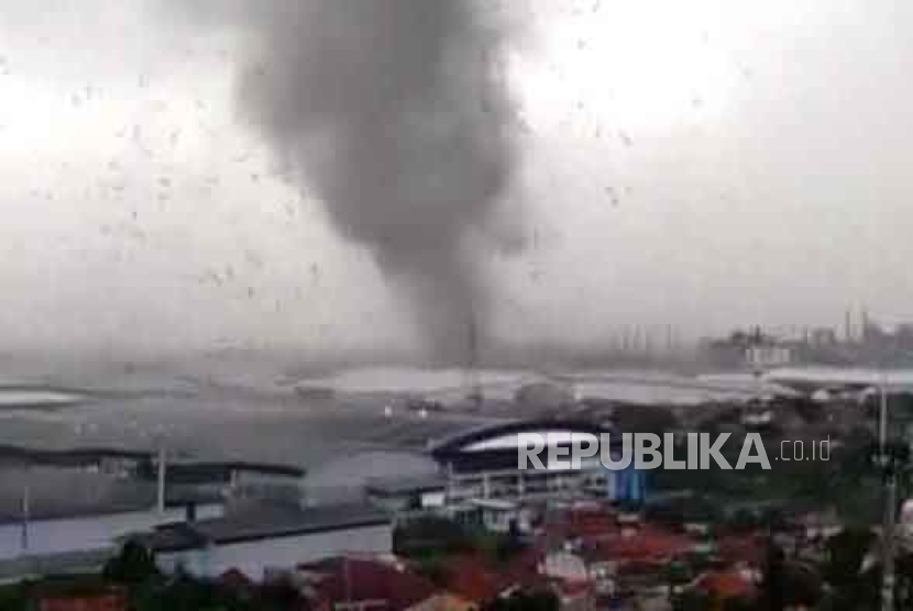 Angin Puting Beliung di wilayah Rancaekek, Kabupaten Bandung, Jawa Barat