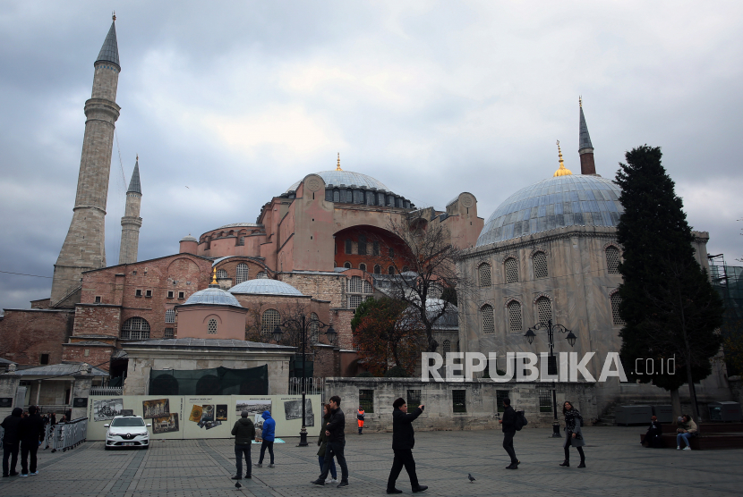 Wisatawan dari berbagai negara mengunjungi Masjid Hagia Sophia di Istanbul, Turki, Jumat (25/11/2022). Jumlah Wisatawan yang Mengunjungi Istanbul Naik 37 Persen