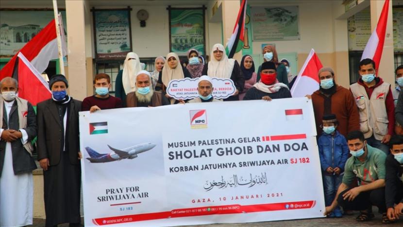 Abdillah Onim, relawan Indonesia yang mengoordinasi salat gaib ini di Palestina sangat terharu menyaksikan solidaritas warga Palestina untuk Indonesia - Anadolu Agency