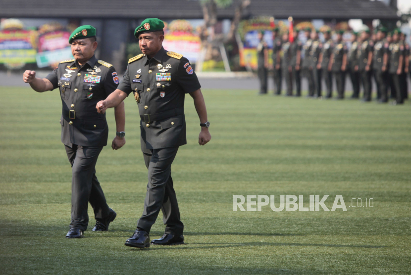Kepala Staf Angkatan Darat Jenderal TNI Agus Subiyanto (kanan) dan pejabat lama Jenderal TNI Dudung Abdurachman saat serah terima jabatan di Markas Besar Angkatan Darat, Jakarta, Jumat (27/10/2023). 