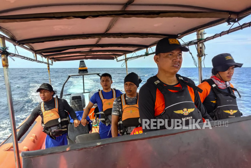 Tim SAR gabungan melakukan pencarian korban kapal Yuiee Jaya II yang terbalik di perairan Kabupaten Kepulauan Selayar, Sulawesi Selatan, Rabu (13/3/2024). Basarnas Makassar mencatat sebanyak 14 orang korban kapal penangkap ikan berpenumpang 35 orang yang terbalik pada Sabtu (09/03) dini hari akibat cuaca buruk telah ditemukan, dua orang di antaranya meninggal dunia sementara 21 orang lainnya masih dalam pencarian. 