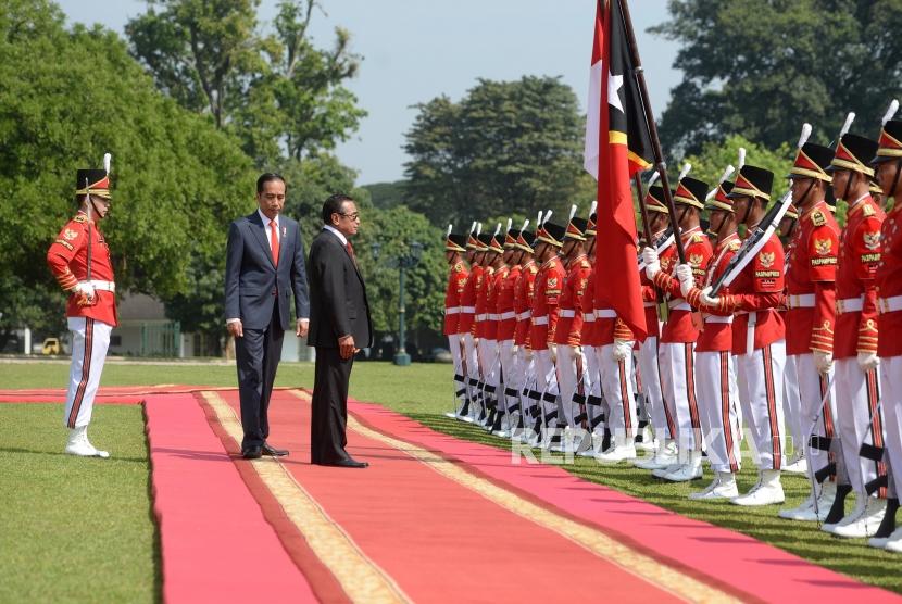 Kunjungan Kenegaraan Timor Leste. Presiden Joko Widodo (kiri) bersama Presiden Timor Leste Francisco Guterres Lu Olo memeriksa pasukan saat kunjungan kenegaraan di Istana Bogor, Jawa Barat, Kamis (28/6).