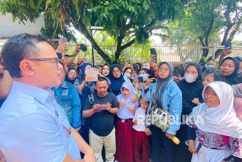 Wali Kota Bogor Bima Arya Sugiarto mendatangi SDN Cibeureum 1 untuk menindaklanjuti peristiwa pemecatan sepihak guru honorer oleh kepala sekolah, Rabu (13/9/2023). 