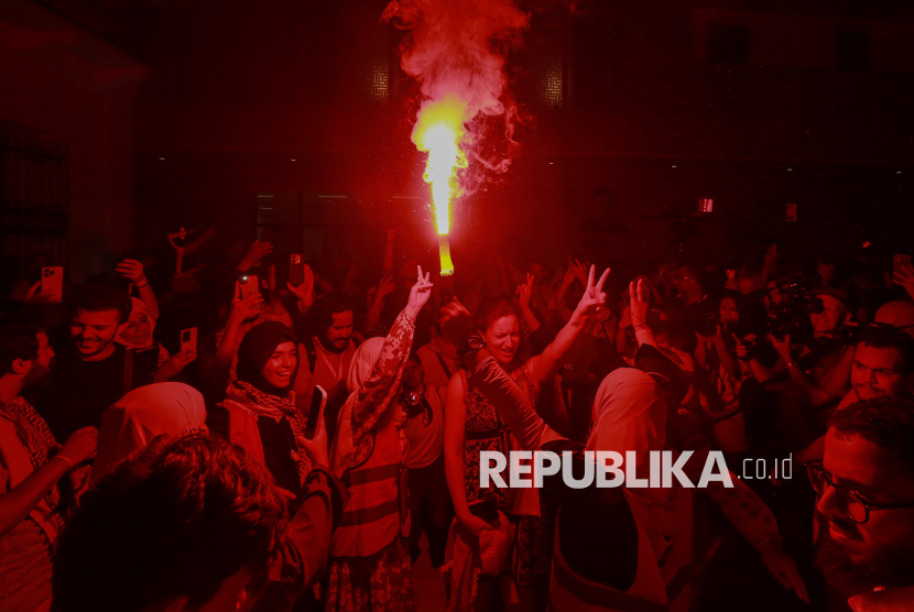 Relawan dan warga Tunisia meneriakan lagu dukungan untuk Palestina di Tunisia, Senin (8/9/2025).