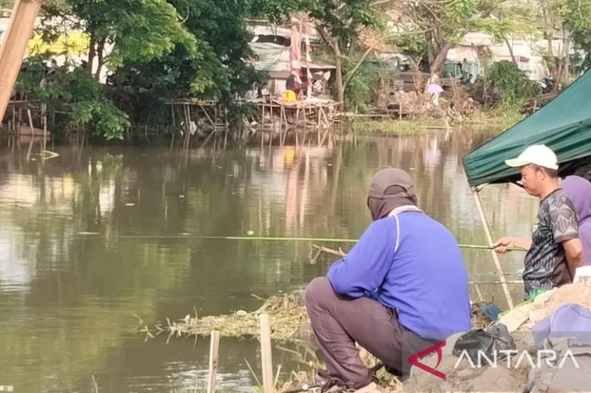 Ratusan warga Karawang padati saluran irigasi untuk mancing gratis.