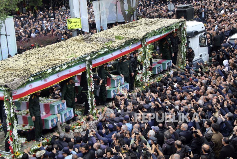 Warga Iran berkumpul untuk memberikan penghormatan terhadap Presiden Ebrahim Raisi dan pejabat tinggi Iran lainnya yang tewas dalam kecelakaan helikopter saat rangkaian prosesi upacara pemakaman di kota Tabriz, Iran, Selasa (21/5/2024). Prosesi pemakaman Presiden Iran Ebrahim Raisi dimulai pada Selasa (21/5/2024) di Tabriz yang selanjutnya akan digelar selama beberapa hari kedepan hingga nantinya almarhum Ebrahim Raisi akan dimakamkan di Mashhad pada Kamis (23/5/2024) nanti. Selama prosesi pemakaman Ebrahim Raisi, pemerintah Iran memberlakukan libur nasional dan menutup aktivitas kantor.
