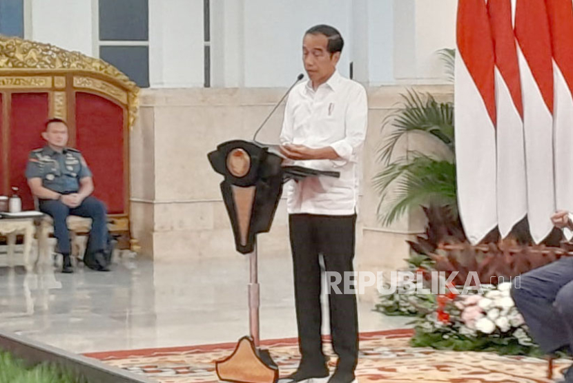 President Jokowi while giving a briefing at the Plenary Cabinet Session on Improving the Performance of the State Civil Apparatus Through Integration of Government Digital Services at Istana Negara, Jakarta, Tuesday (9/1/2024).