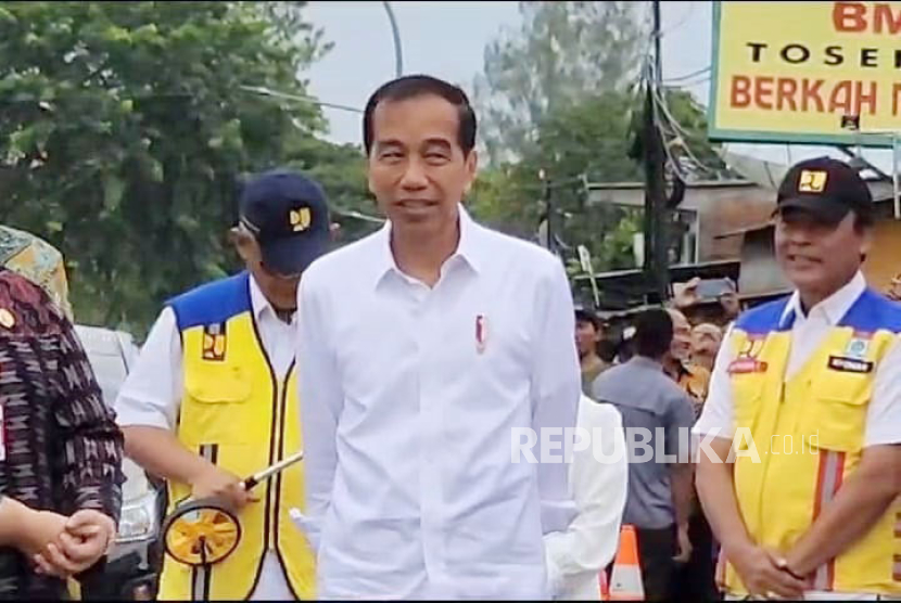 Presiden Joko Widodo (Jokowi) meninjau hasil pembangunan ruas jalan Solo-Purwodadi di Kabupaten Sragen, Jawa Tengah, Selasa (23/1/2024). 