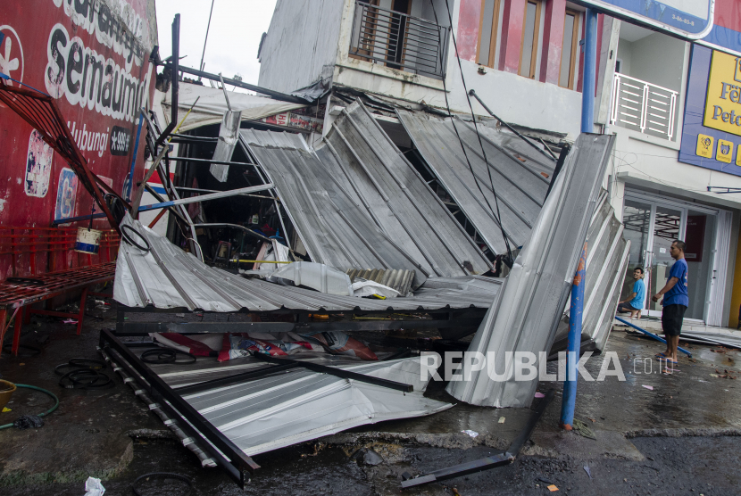 Angin puting beliung melanda Palu pada Ahad (29/5/2022) dan merusak sejumlah rumah. Ilustrasi.