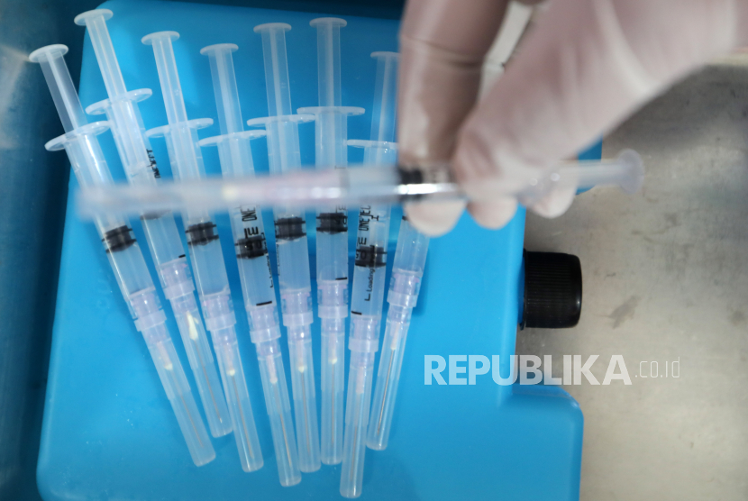 Seorang petugas kesehatan menyiapkan dosis vaksin COVID-19 Sinovac selama program vaksinasi selama Ramadan di Banda Aceh, Rabu (14/4). Pemerintah disarankan all out dalam pengadaan vaksin covid-19.