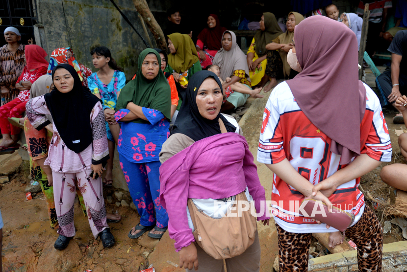 Warga menyaksikan proses evakuasi korban bencana tanah longsor di Aek Manis, Sibolga, Sumatera Utara, Jumat (5/12/2025). Bencana tanah longsor di Aek Manis, Sibolga menewaskan 43 orang warga. Di hari kesembilan proses evakuasi, 42 jenazah korban telah berhasil ditemukan, sedangkan satu jenazah warga lainnya masih dalam pencarian.