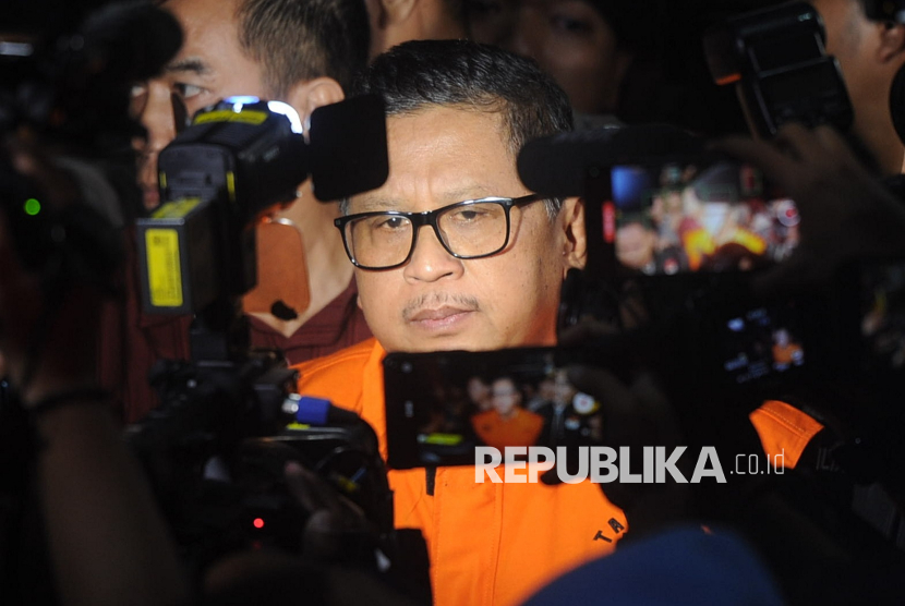 Sekjen PDIP Hasto Kristiyanto menggunakan rompi tahanan KPK usai menjalani pemeriksaan di Gedung Merah Putih KPK, Jakarta, Kamis (20/2/2025). KPK resmi menahan Hasto atas kasus dugaan suap penggantian antarwaktu (PAW) anggota DPR  dan perintangan penyidikan. Hasto ditahan setelah menjalani pemeriksaan kedua sebagai tersangka.Hasto terlihat keluar dari ruang pemeriksaan mengenakan rompi tahanan pada pukul 18.08 WIB dengan kedua tangan yang sudah terborgol.