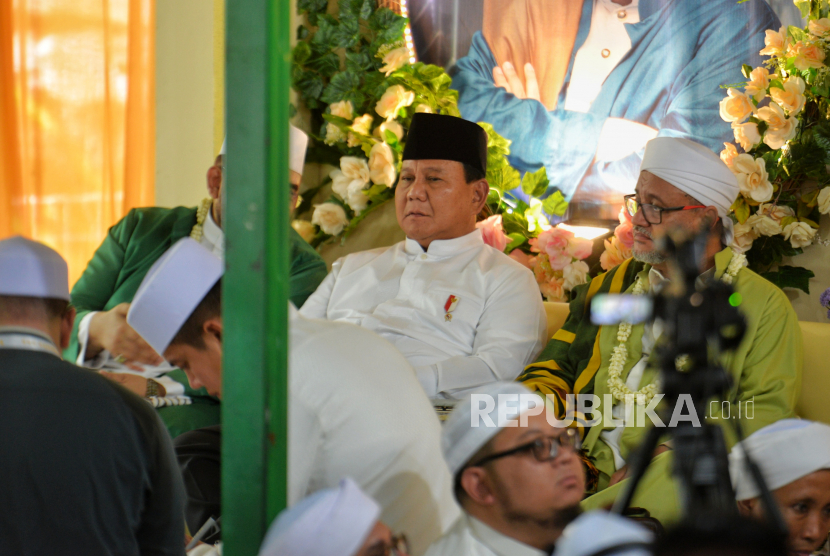 Menteri Pertahanan (Menhan) sekaligus capres Prabowo Subianto di acara Haul ke-10 Al Habib Munzir Almusawa di Makam Al Habib Munzir Almusawa, Rawajati, Pancoran, Jakarta Selatan, Ahad (28/5/2023). 