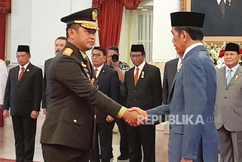 Presiden Joko Widodo (Jokowi) melantik Letjen TNI Maruli Simanjuntak menjadi Kepala Staf Angkatan Darat (KSAD) menggantikan Jenderal TNI Agus Subiyanto di Istana Negara, Jakarta, Rabu (29/11/2023). 