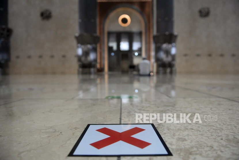 Tanda jaga jarak terpasang di  Masjid Istiqlal, Jakarta, (9/4). Pada Ramadhan tahun ini masjid Istiqlal melaksanakan sholat tarawih dengan membatasi jumlah kapasitas jamaah hanya untuk 2.000 orang atau setara 30 persen dari kapasitas masjid sebanyak 250.000 orang. Prayogi/Republika.