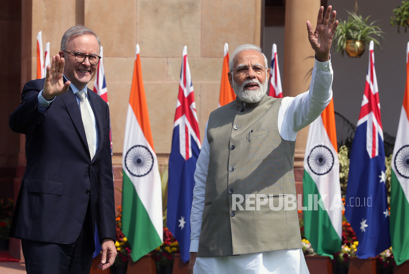  Perdana Menteri Australia Anthony Albanese (kiri) dan Perdana Menteri India Narendra Modi melambaikan tangan sebelum pertemuan di Hyderabad House di New Delhi, India, Jumat (10 /3/2023). 