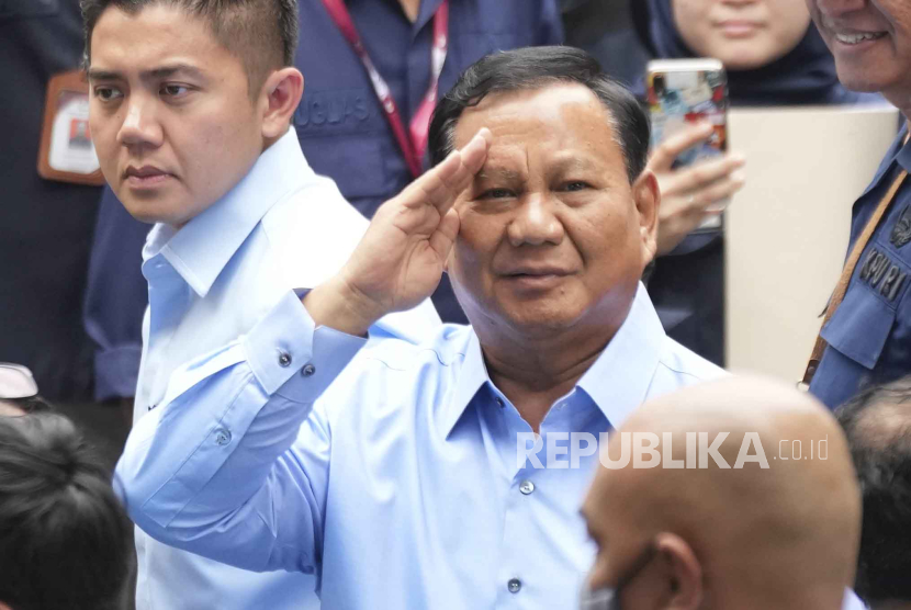 Presidential candidate Prabowo Subianto, center, salutes at photographers upon arrival to attend the Declaration of Peaceful Election Campaign at the General Election Commission Building, in Jakarta, Indonesia, Monday, Nov. 27, 2023. Presidential candidates in the world