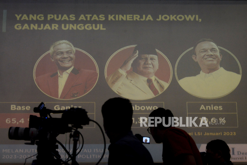 Jurnalis mengambil gambar ketika penyampaian hasil survei nasional Lingkaran Survei Indonesia (LSI) Denny JA bertajuk Melanjutkan Jokowi Atau Isu Perubahan 2023-2024:Panen Raya Politik Pemilu di Jakarta, Selasa (24/1/2023). LSI Denny JA merilis isu paling hot menuju Pilpres 2024 adalah pertarungan antara Melanjutkan Legacy Jokowi atau sebaliknya: Isu Perubahan. Tercatat 38.2% pendukung Ganjar puas dengan kinerja Jokowi sedangakan pendukung Prabowo: 21.3% dan pendukung Anies Baswedan: 10.6%    