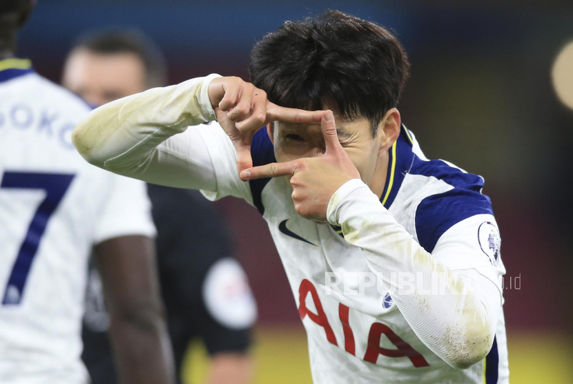 Striker Tottenham Hotspur Son Hung Min melakukan selebrasi setelah mencetak gol tunggal sekaligus gol kemenangan ke gawang Burnley dalam lanjutan Liga Primer Inggris, Selasa (28/10) dini hari WIB.