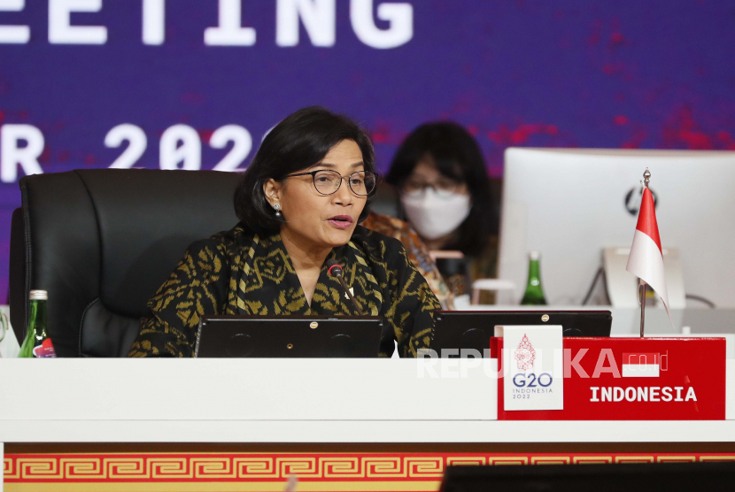 Menteri Keuangan Sri Mulyani Indrawati menyampaikan pidato pada pertemuan Gabungan Menteri Keuangan dan Kesehatan G20 di Nusa Dua, Bali, Indonesia, 12 November 2022. KTT Kelompok Dua Puluh (G20) Kepala Negara dan Pemerintahan ke-17 akan diselenggarakan di Bali mulai 15 hingga 16 November 2022.