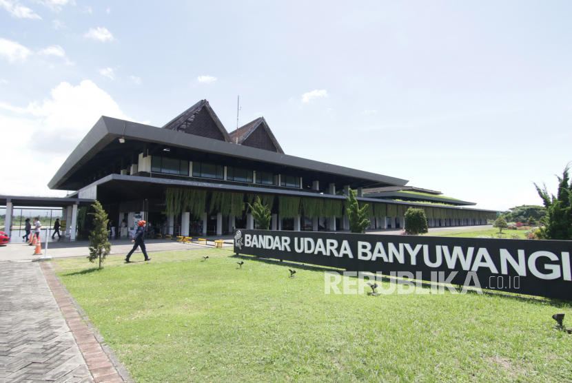 Calon penumpang berjalan di kawasan  Bandara Banyuwangi, Jawa Timur, Ahad (14/3/2021). 