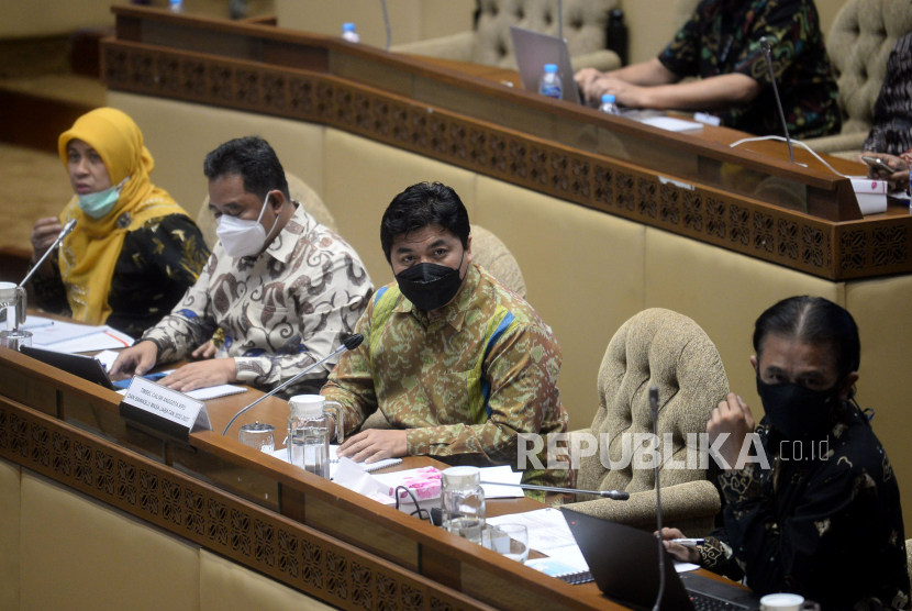 Ketua Tim Seleksi Calon Anggota KPU-Bawaslu Juri Ardiantoro (tiga kiri) bersama para anggota Tim Seleksi Calon Anggota KPU-Bawaslu mengikuti Rapat Dengar Pendapat Umum (RDPU) dengan Komisi II DPR di Kompleks Parlemen, Senayan, Jakarta, Selasa (2/11). Rapat tersebut membahas laporan dan audiensi Tim Seleksi Calon Anggota KPU dan Bawaslu Masa Jabatan 2022-2027.