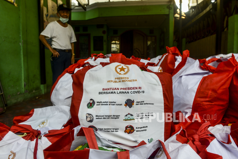 Tumpukan bntuan sosial (bansos) presiden yang siap distribusi ke warga Kebon Jeruk, Jakarta Barat.