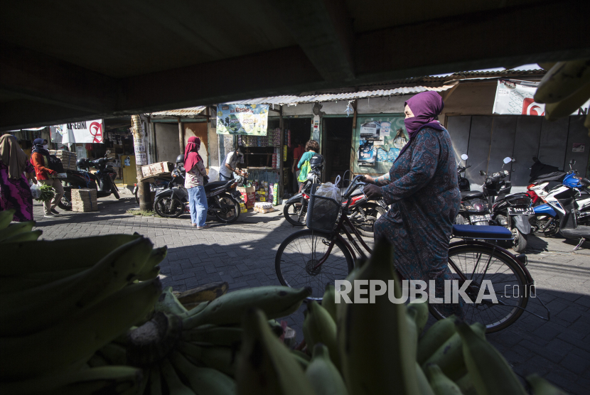 Warga beraktivitas di depan Pasar Jojoran, Surabaya, Jawa Timur, Selasa (19/5/2020). Ilustrasi