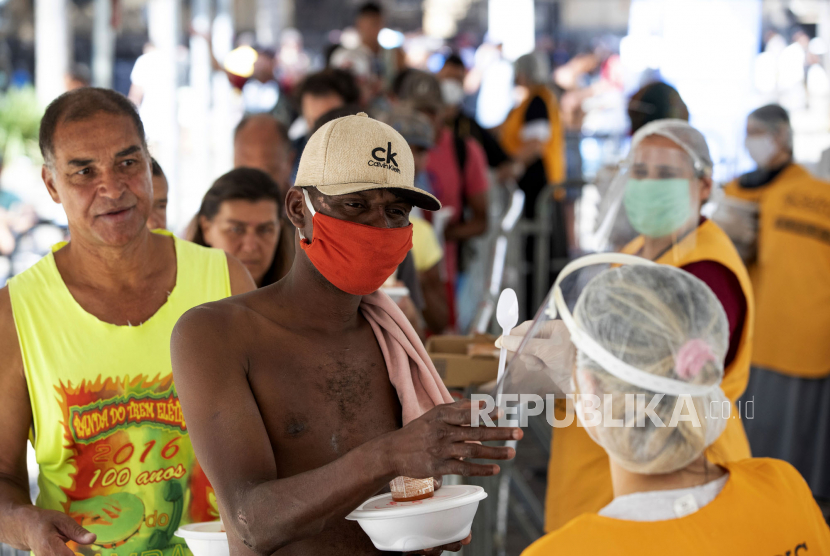 Relawan melayani makanan untuk para tunawisma selama lockdown untuk menahan penyebaran virus corona di Sao Paulo, Brasil. Brasil saat ini memiliki jumlah infeksi dan kematian tertinggi Covid-19 keenam di dunia. Ilustrasi.