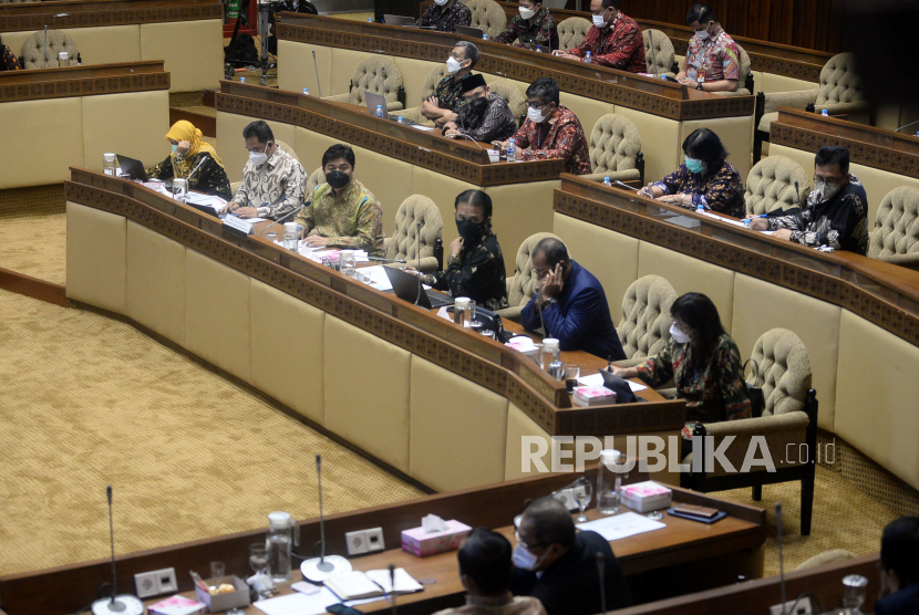 Ketua Tim Seleksi Calon Anggota KPU-Bawaslu Juri Ardiantoro (tiga kiri) bersama para anggota Tim Seleksi Calon Anggota KPU-Bawaslu mengikuti Rapat Dengar Pendapat Umum (RDPU) dengan Komisi II DPR di Kompleks Parlemen, Senayan, Jakarta, Selasa (2/11). Rapat tersebut membahas laporan dan audiensi Tim Seleksi Calon Anggota KPU dan Bawaslu Masa Jabatan 2022-2027.