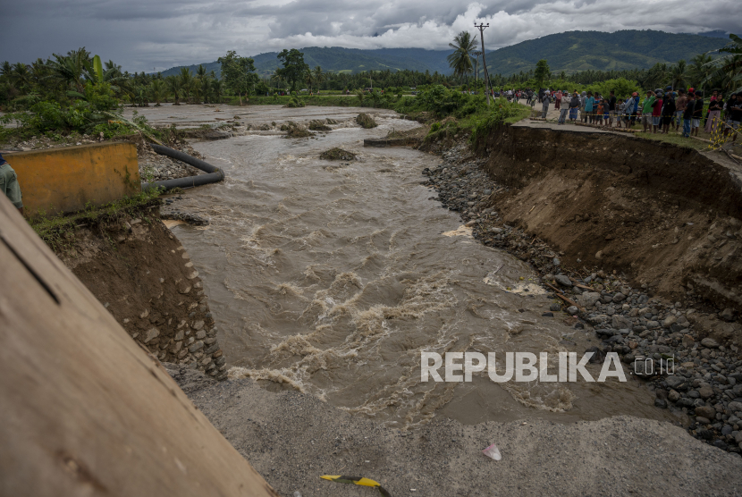 Menteri Pekerjaan Umum dan Perumahan Rakyat (PUPR) Basuki Hadimuljono meninjau penanganan Jembatan Kiambang A yang rusak akibat bencana banjir di Kabupaten Padang Pariaman pada September 2023.