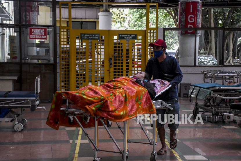 Keluarga pasien membawa pasien ke ruang Instalasi Gawat Darurat (IGD) Rumah Sakit Dokter Hasan Sadikin (RSHS), Kota Bandung, Ahad (13/6). (Ilustrasi)