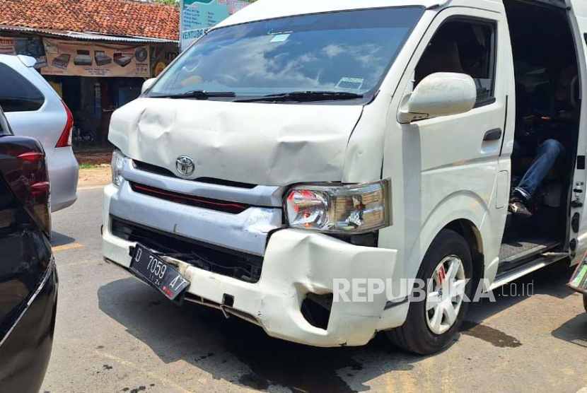 Iring-iringan mobil capres nomor urut 1 Anies Baswedan mengalami kecelakaan beruntun di Jalan Raya Prenduan Pragaan, Sumenep, Madura, Jawa Timur, Rabu (31/1/2024). 