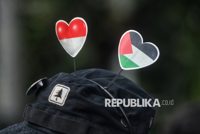 Sejumlah orang mengikuti aksi bela Palestina di depan Kantor Kedutaan Besar Amerika Serikat (AS), Jakarta, Ahad (10/11/2024). Dalam aksinya mereka mengutuk keras kekejaman genosida Israel dan menuntut pembebasan bumi Palestina dari penjajahan. Selain itu mereka juga menyerukan kepada seluruh umat Islam  untuk tetap semangat dalam membela saudara muslim di Palestina serta tidak mengundurkan diri dalam melakukan aksi boikot terhadap produk-produk Israel.