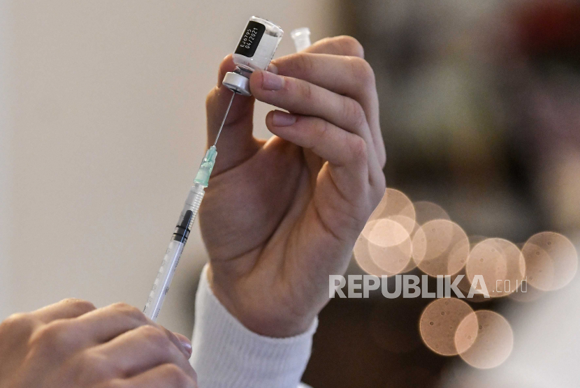  Seorang perawat menyiapkan satu dosis vaksin COVID-19 di sebuah panti jompo di pinggiran utara Athena, Yunani, 04 Januari 2021.