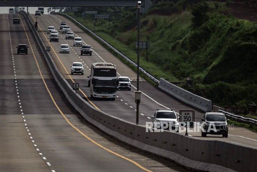 Kendaraan melintas di Jalan Tol Semarang-Batang, Jawa Tengah, Selasa (9/4/2024). 