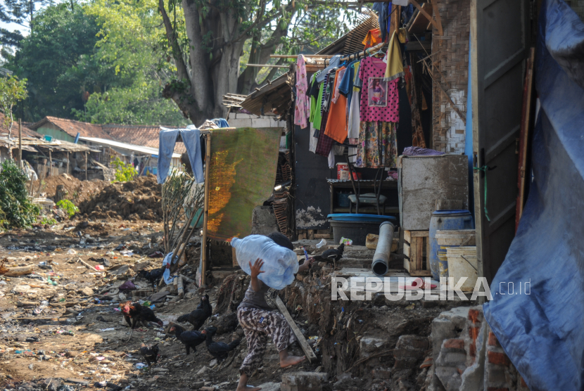 Aktivitas warga di kawasan permukiman kumuh Rancaekek, Kabupaten Bandung, Jawa Barat, Rabu (1/9/2021). Pemerintah Provinsi Jawa Barat menganggarkan Rp560 miliar untuk memperbaiki 31.500 rumah tidak layak huni (rutilahu) sepanjang 2021 di 27 daerah di Jawa Barat. 
