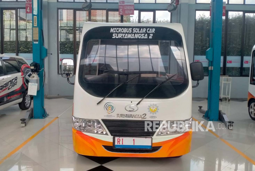 Penampilan mobil listrik karya SMK 7 Muhammadiyah Gondanglegi, Kabupaten Malang, Provinsi Jawa Timur (Jatim), Selasa (14/3/2023). Pemerintah memberikan insentif Pajak Pertambahan Nilai Ditanggung Pemerintah (PPN DTP) terhadap pembelian kendaraan listrik roda empat dan bus untuk mendukung akselerasi adopsi kendaraan listrik.