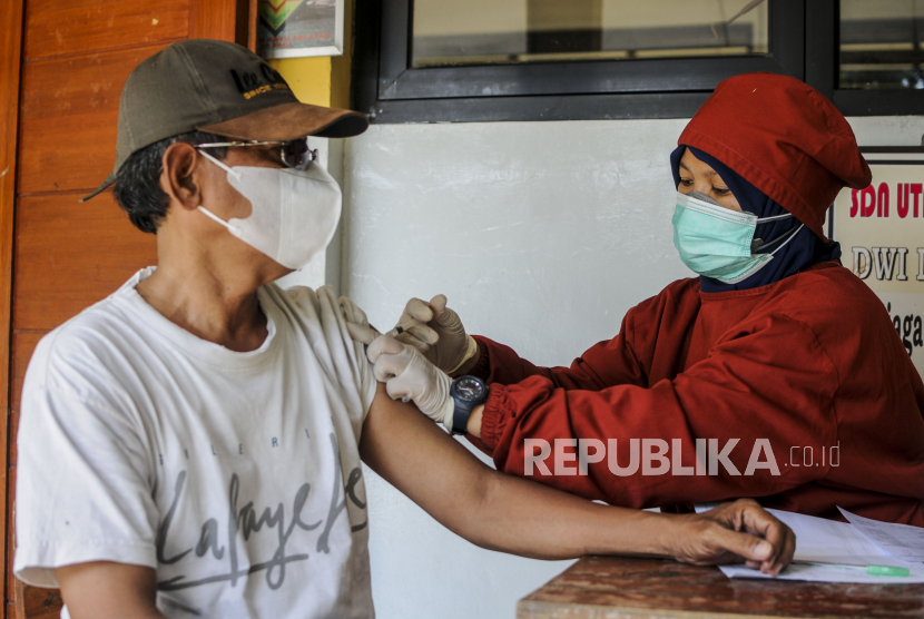 Petugas menyuntikan vaksin Covid-19 booster kepada warga, (ilustrasi). Saat ini capaian vaksinasi booster di Indonesia baru sebesar 6,06 persen.