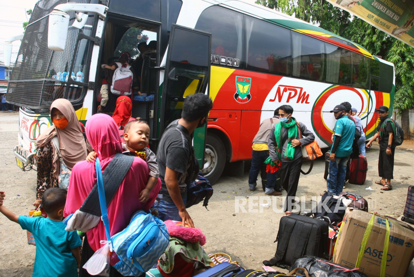 Pemudik bersiap menaiki bus di terminal bayangan yang ada di Pasar Jumat, Jakarta, Senin (3/5/2021). Sebagian warga memilih pulang kampung lebih awal untuk merayakan Idul Fitri dengan berbekal surat Antigen, setelah adanya larangan mudik 6-17 Mei 2021. 