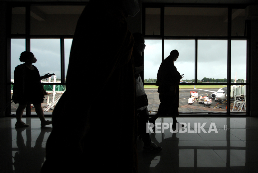 Sejumlah pengguna jasa transportasi udara bersiap menaiki pesawat di Bandara Internasional Sam Ratulangi, Manado, Sulawesi Utara, Rabu (3/11/2021). 