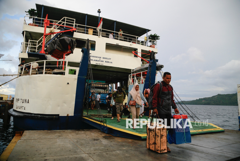 Sejumlah penumpang turun dari kapal feri milik ASDP saat bersandar di Pelabuhan Penyeberangan Ternate, Maluku Utara, Rabu (25/12/2024). PT ASDP Indonesia Ferry Cabang Ternate menyiapkan delapan unit kapal feri dan tiga feri dari pihak swasta untuk melayani masyarakat yang akan melakukan mobilitas selama libur Natal 2024 dan Tahun Baru 2025 dengan rute Ternate tujuan Sidangoli di Kabupaten Halmahera Barat dan Bitung Sulawesi Utara.