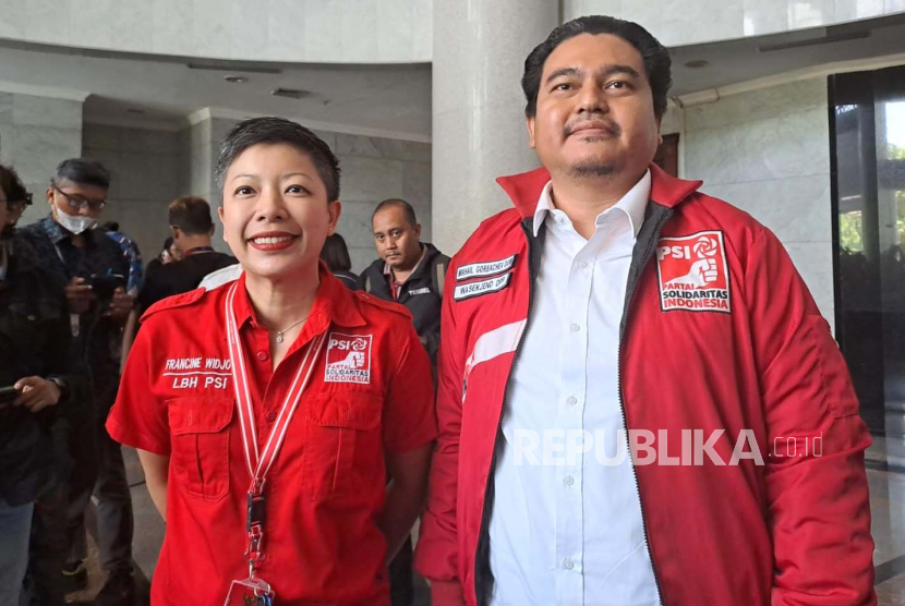 Direktur Lembaga Bantuan Hukum Partai Solidaritas Indonesia (LBH PSI) Francine Widjojo (kiri) dan Wasekjen PSI Mikhail Gorbachev Dom (kanan) di Gedung MK, Senin (16/10/2023). 