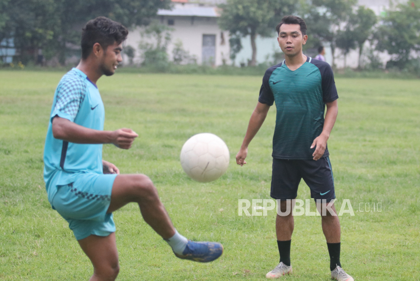 Pesepak bola Persik Kediri Galih Akbar Febriawan (kanan) bersama Ibrahim Sanjaya (kiri) berlatih mandiri untuk menjaga kebugaran.
