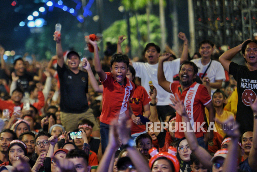 Pendukung timnas Indonesia menyaksikan pertandingan Timnas Indonesia melawan Uzbekistan pada babak semi final  Piala Asia U-23 di kawasan Stadion Utama Gelora Bung Karno (SUGBK) Jakarta, Senin (29/4/2024). Timnas Indonesia  sementara tertinggal atas Uzbekistan dengan skor 0-1.